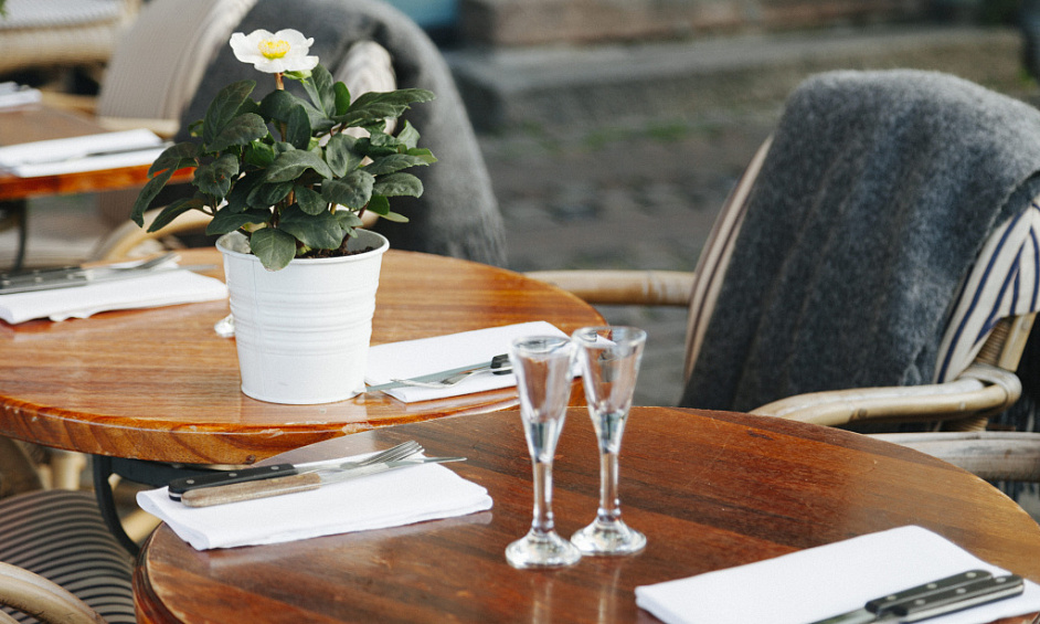 AV restaurant angle 100 cvts – terrasse canal Sète 1