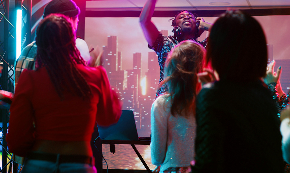 Vente discothèque bar restaurant dans rue festive 1