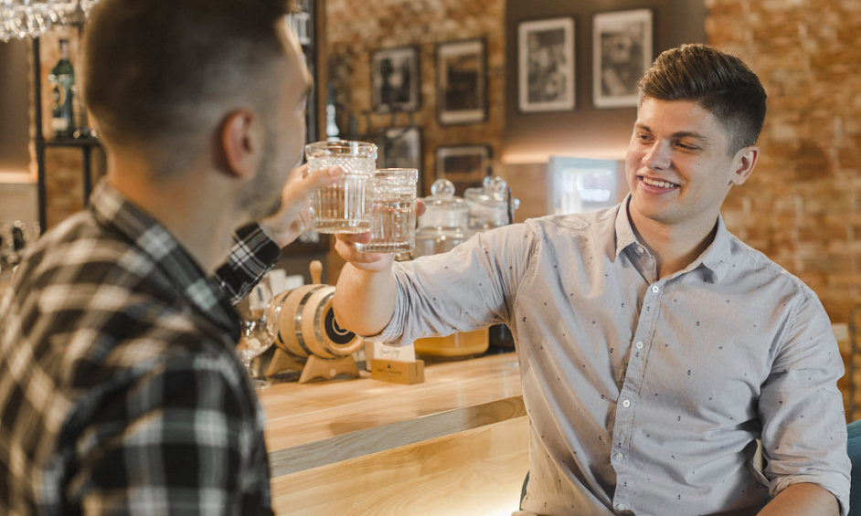 Vente bar pub emblématique en cœur de station 74 1